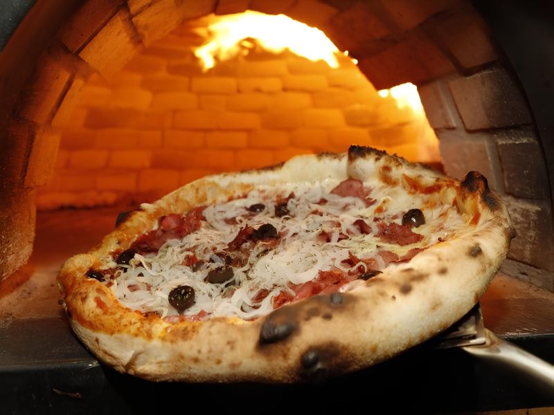 Pizza no forno a lenha