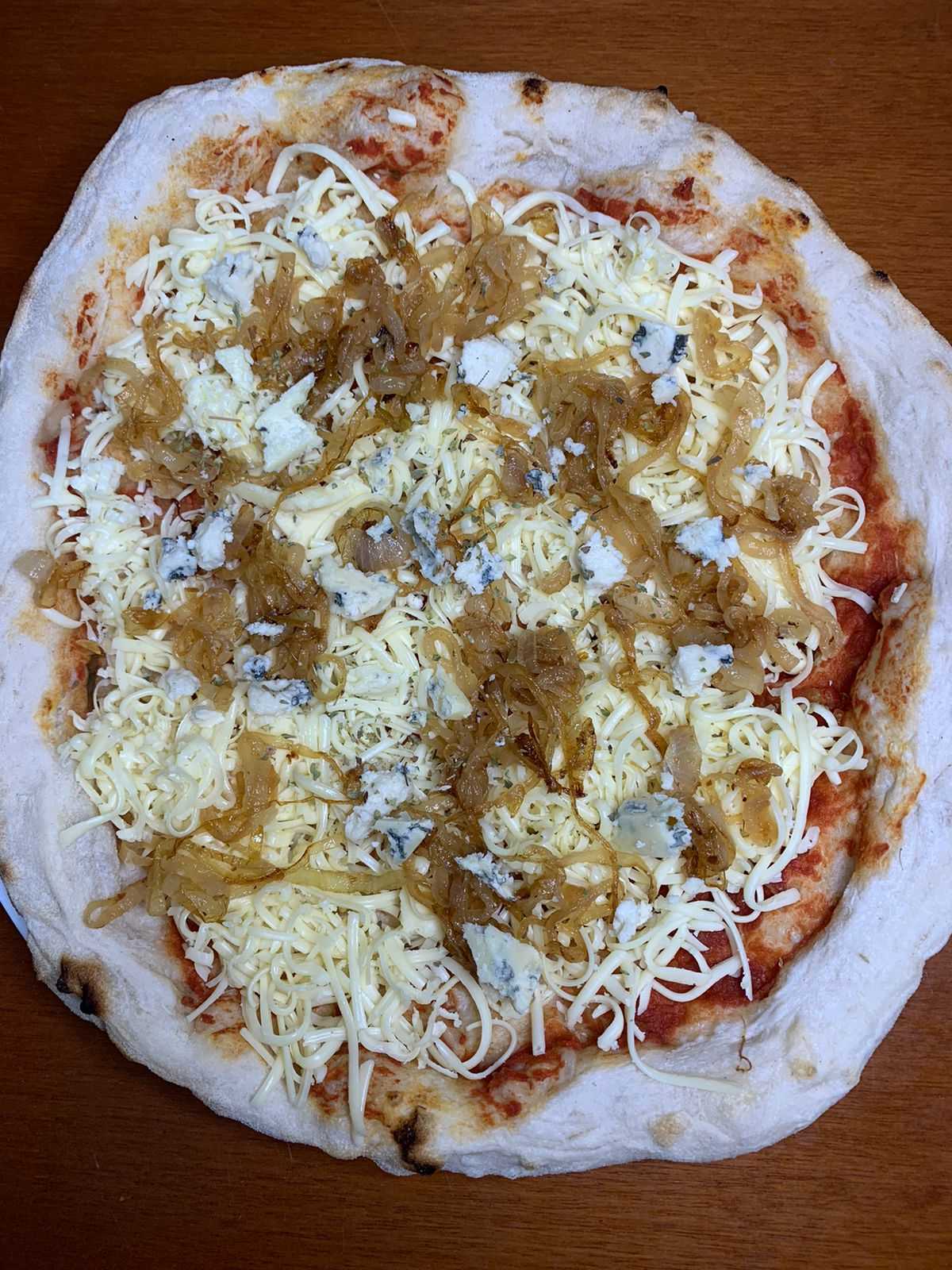 Pizza cebola caramelizada e gorgonzola