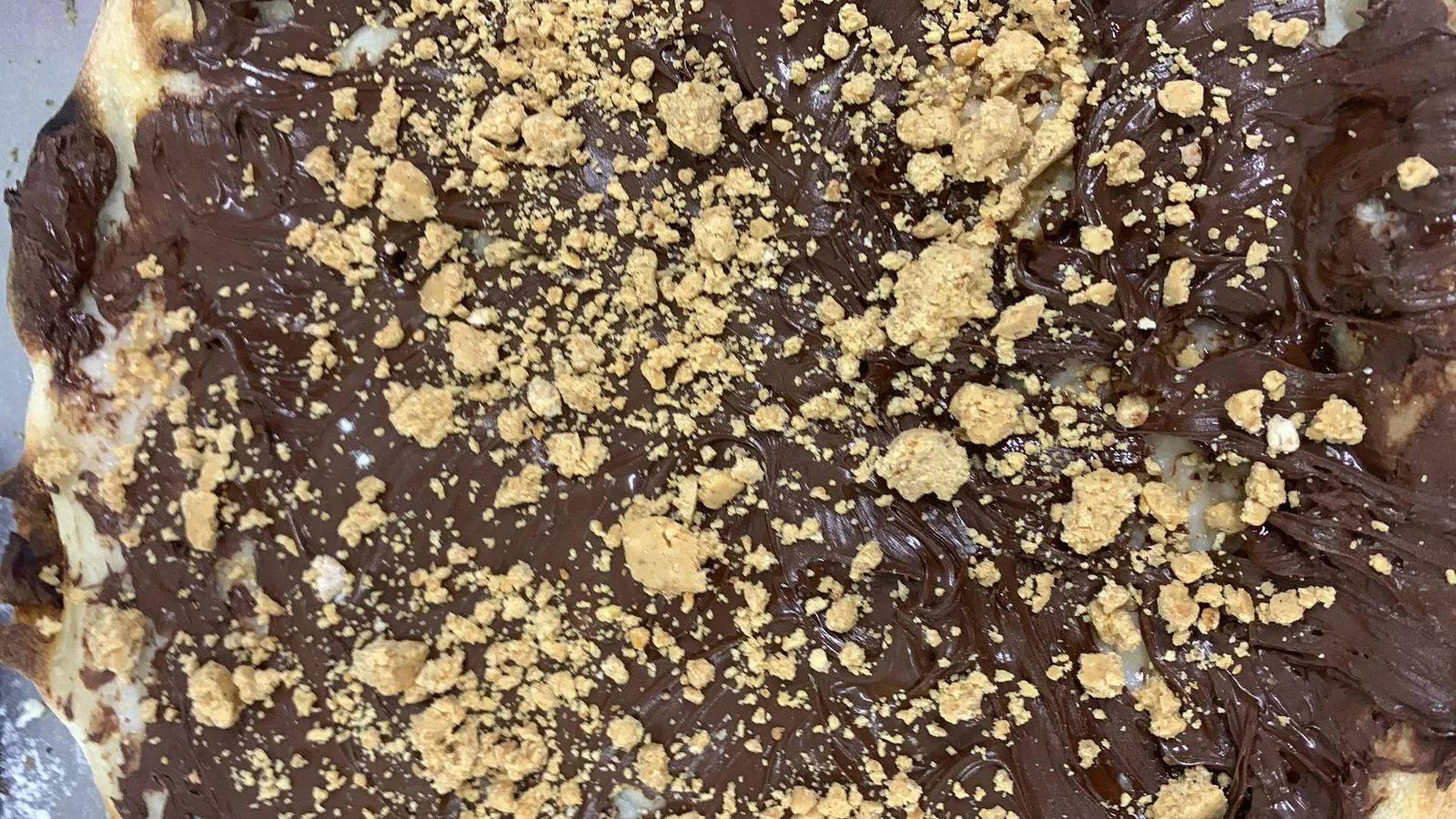 Pizza doce de chocolate com paçoquinha