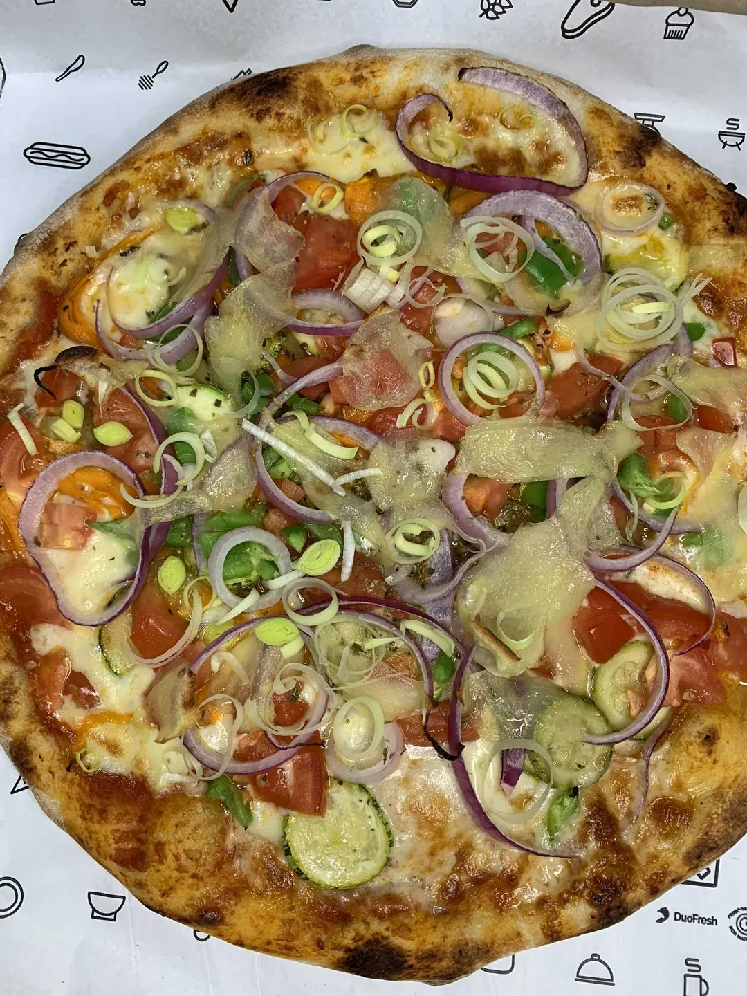 Pizza tomates cereja, pesto e alho-poró vegana