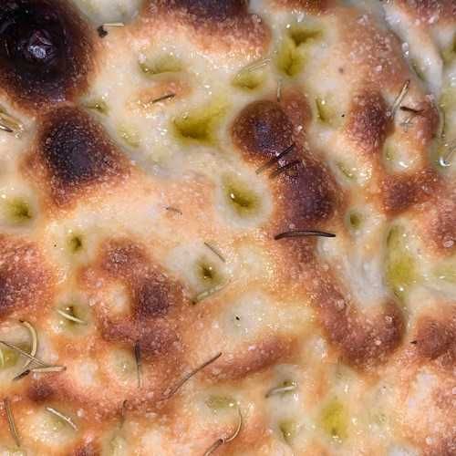 Focaccia com alecrim e sal marinho(clássica).