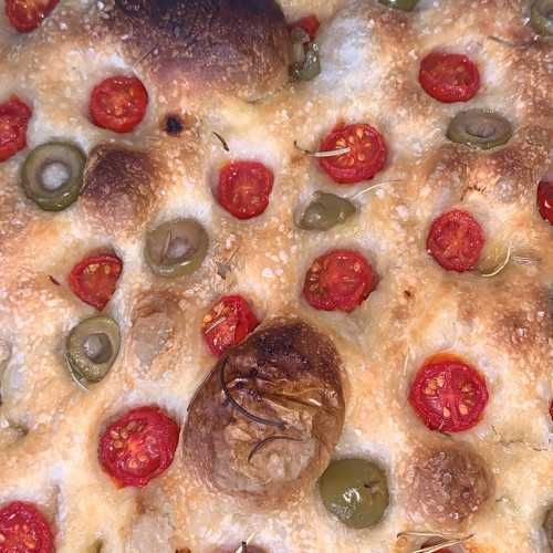 Focaccia tomates cereja, azeitona e cebola roxa.