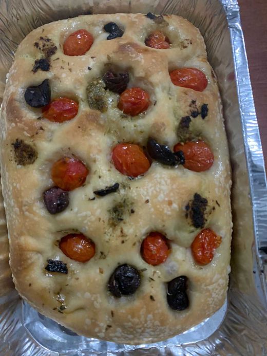 Focaccia tomates cereja, azeitona preta, molho pesto.