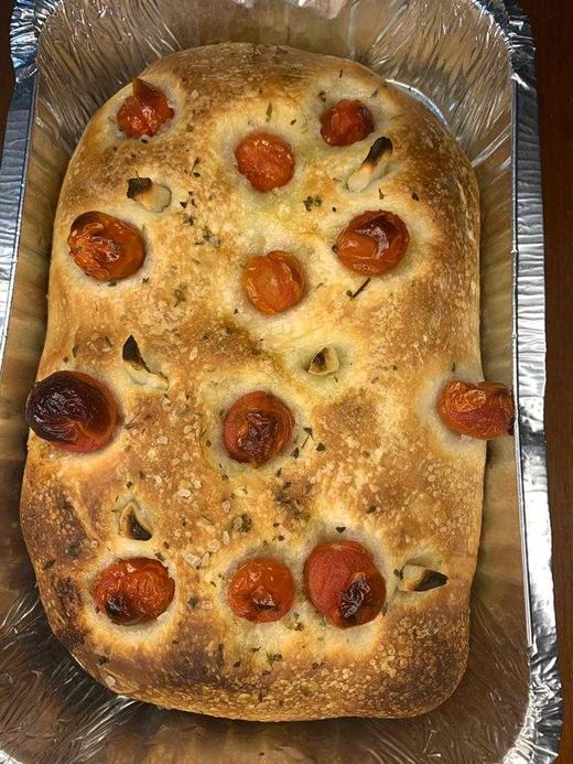 Focaccia tomates e alhos assados.