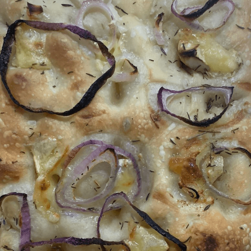 Focaccia cebola, tominho queijo Brie