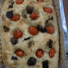 Carregar imagem no visualizador da galeria, focaccia tomate cereja, pesto e azeitonas pretas
