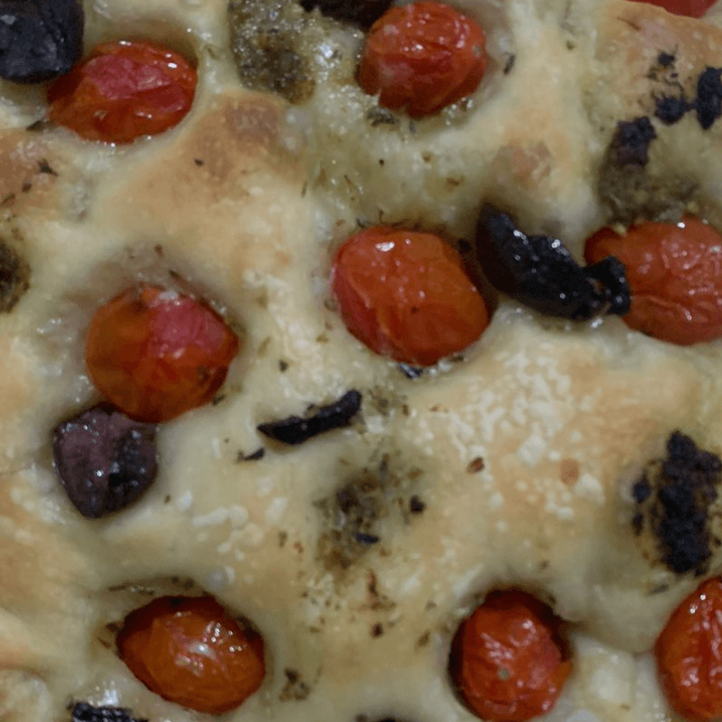 focaccia tomate cereja, pesto e azeitonas pretas