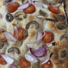 Carregar imagem no visualizador da galeria, focaccia tomates,azeitona e cebola
