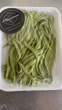 Carregar imagem no visualizador da galeria, Massa fresca italiana fettuccine com espinafre
